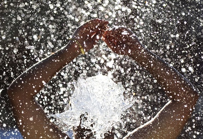 まだまだ暑いスペイン、噴水で水浴びだ！