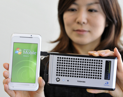 ケータイ充電切れにさようなら、モバイル燃料電池を発売へ 東芝