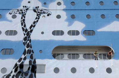 スウェーデンでフェリーに描かれた巨大キリン