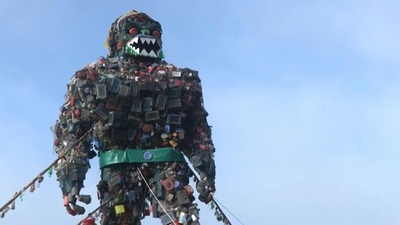 動画:ビーチで威嚇、プラごみモンスター バングラデシュ