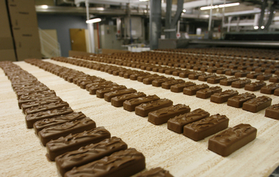 1年間チョコを食べ続ける女性募集中、真面目な医療実験です