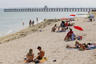 砂浜に掘った穴から出られず、男性が水死 フランス