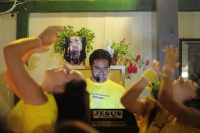 DJ神父、リゾートビーチで伝道ライブ イタリア