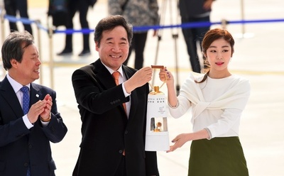 平昌五輪の聖火が韓国到着、式典には金妍児さんも出席