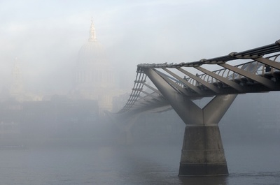 霧に包まれたロンドンの街、ヒースローでは190便欠航