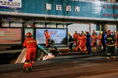 巨大陥没穴にバス転落、9人死亡 中国