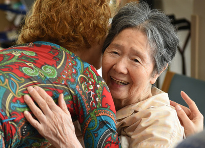 抱擁は温もり、生きる力 タンゴセラピーを病院や介護施設が導入【再掲】