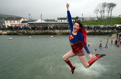 新年祝い冷水にダイブ！欧州各地で恒例の寒中水泳