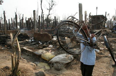 ネパールのブータン人難民キャンプで火災、仮設住宅1300棟焼失