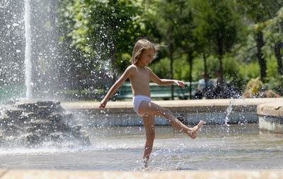 少女ヌード写真を表紙に掲載の豪アート誌、国内で論議の的に