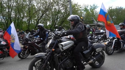 動画:ロシアの愛国バイク集団、ドイツに向けツーリング開始