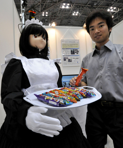 自走する車いすにメイドロボ、高齢化社会を支える新世代ロボットたち