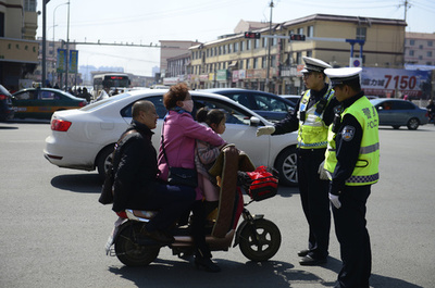 交通違反をSNSに「自虐」投稿、「いいね！」集めたら罰金免除 四川交通警察