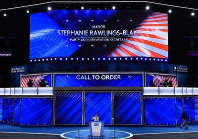 米民主党大会が開幕、クリントン氏指名へ 幹部はメール問題で謝罪