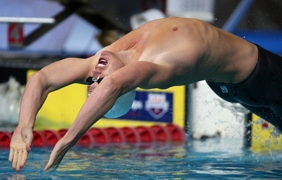 ピアソル 200メートル背泳ぎで世界新記録