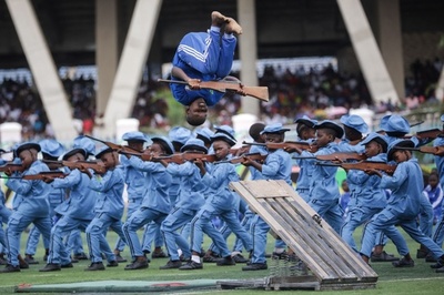 【今日の1枚】タンザニア独立60周年、記念式典でパフォーマンス