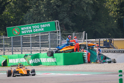 F3イタリアで大クラッシュ、19歳のドライバーは背骨を折る大けが