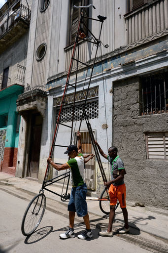 眺めは最高！ 高さ5メートルの自転車でギネス挑戦