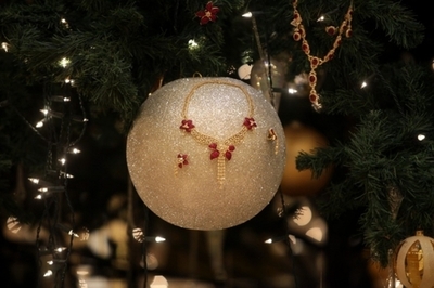 9億円のクリスマスツリー、豪華すぎると批判 UAE