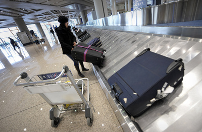 空港で荷物取ろうとし転倒、コンベヤーで流された客に罰金 ロシア