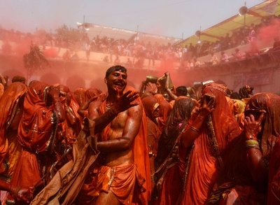 辺り一面赤茶色、ホーリー翌日の「フランガ」 印