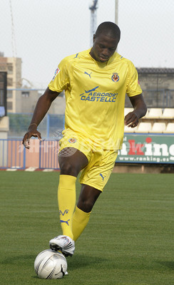 ビジャレアル ジョジー アルティドールの入団会見を行う 写真6枚 ファッション ニュースならmode Press Powered By Afpbb News