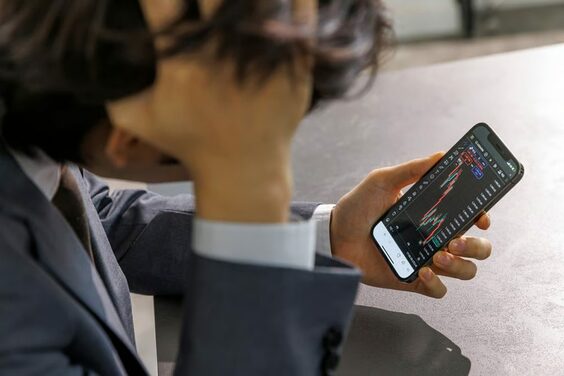 韓国・会社員、上司の勧めで株購入し約200万円損失…「上司だけ利益確定」に不満