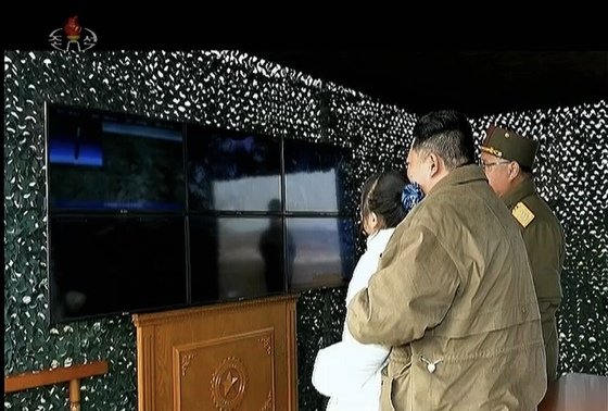 朝鮮中央テレビが20日、追加で公開したキム総書記の娘の様子（朝鮮中央テレビキャプチャー）(c)news1