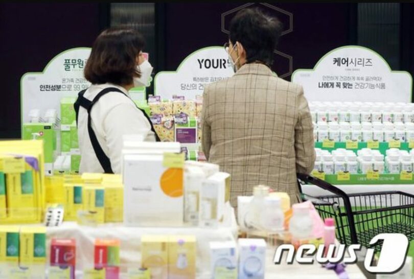 ソウルの新世界百貨店本店で、健康機能食品を選ぶ客(c)news1