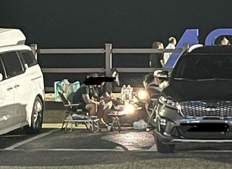 江原道江陵市の海水浴場で夜通しキャンプをする人々＝オンラインコミュニティ「FMコリア」(c)news1