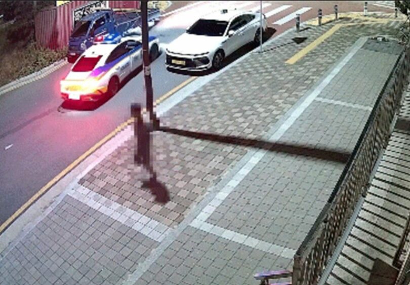 韓国・慶尚北道慶山市で、事件直後に全裸で道路を歩いていた容疑者と警察が遭遇した際の防犯カメラ映像(c)NEWSIS