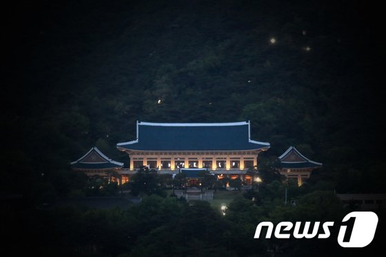 8日午後、大統領府に明かりがともったまま夜が更けている(c)news1