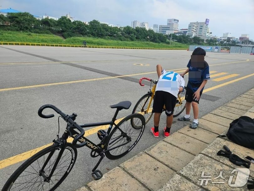2025年6月16日、忠清北道清州市の公園でピクシー自転車を走らせる小学生ら(c)news1
