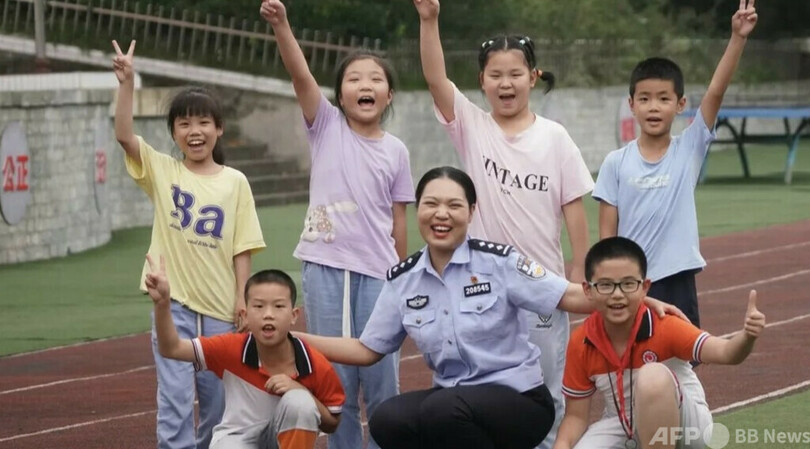 子どもの心身の健康を守るため、中国重慶の女性警察官が「木の洞お姉さん」に変身