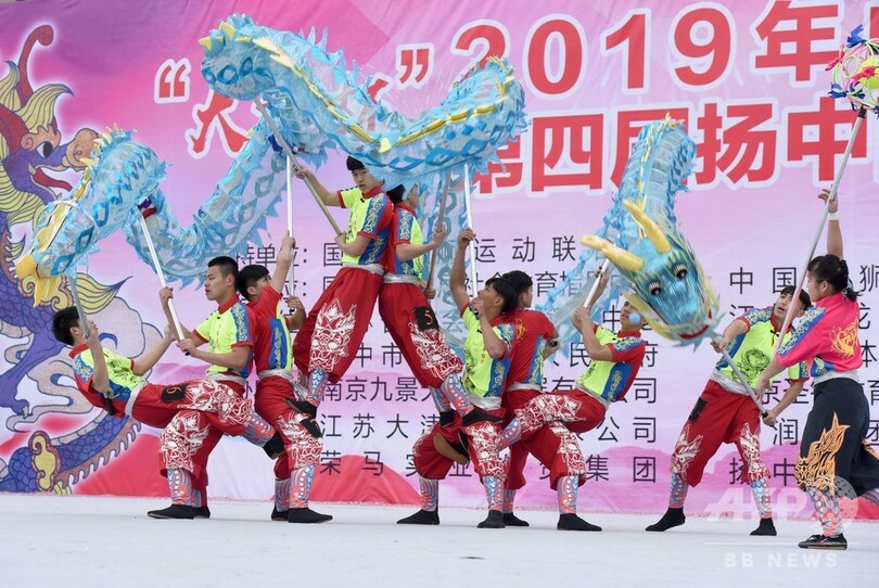 竜が踊り、獅子が舞う 江蘇・揚中で競演