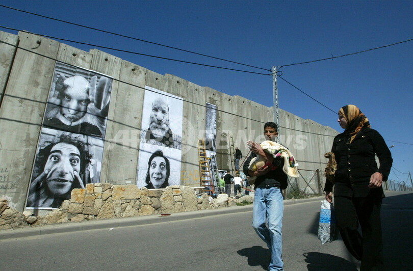 「フェイス・トゥー・フェイス」プロジェクトで分離壁にアート - パレスチナ自治区