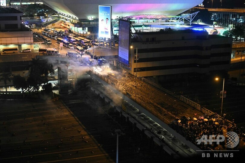 香港、大学周辺でデモ隊が火炎瓶 「実弾」使用やむを得ないと警察