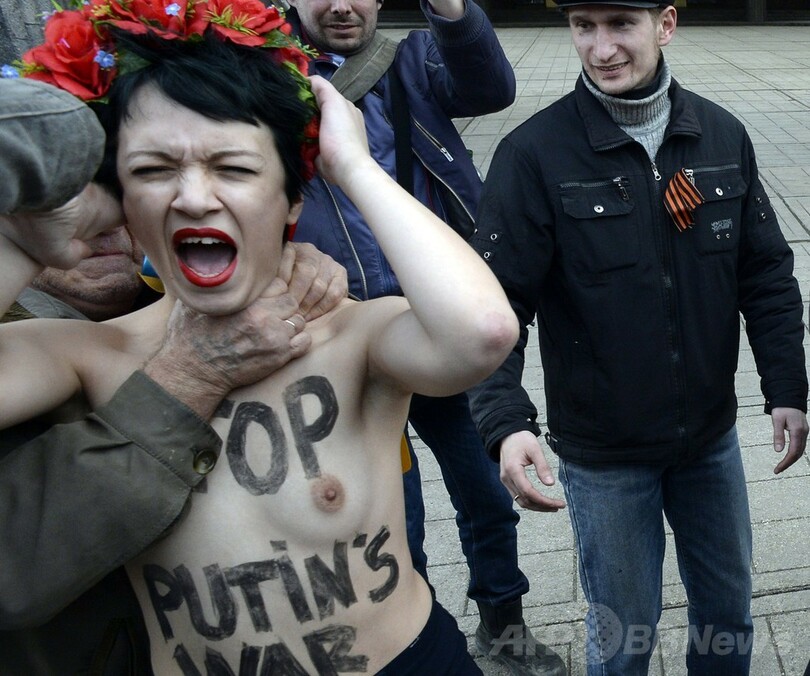緊張のクリミア、親ロシア集会にFEMENが乱入