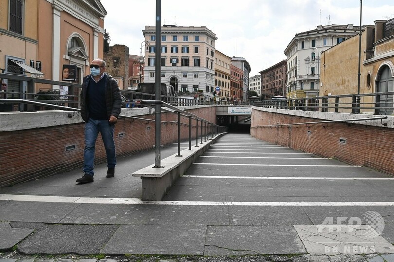 イタリア、新型コロナで新たに368人死亡 州知事は病床不足を警告