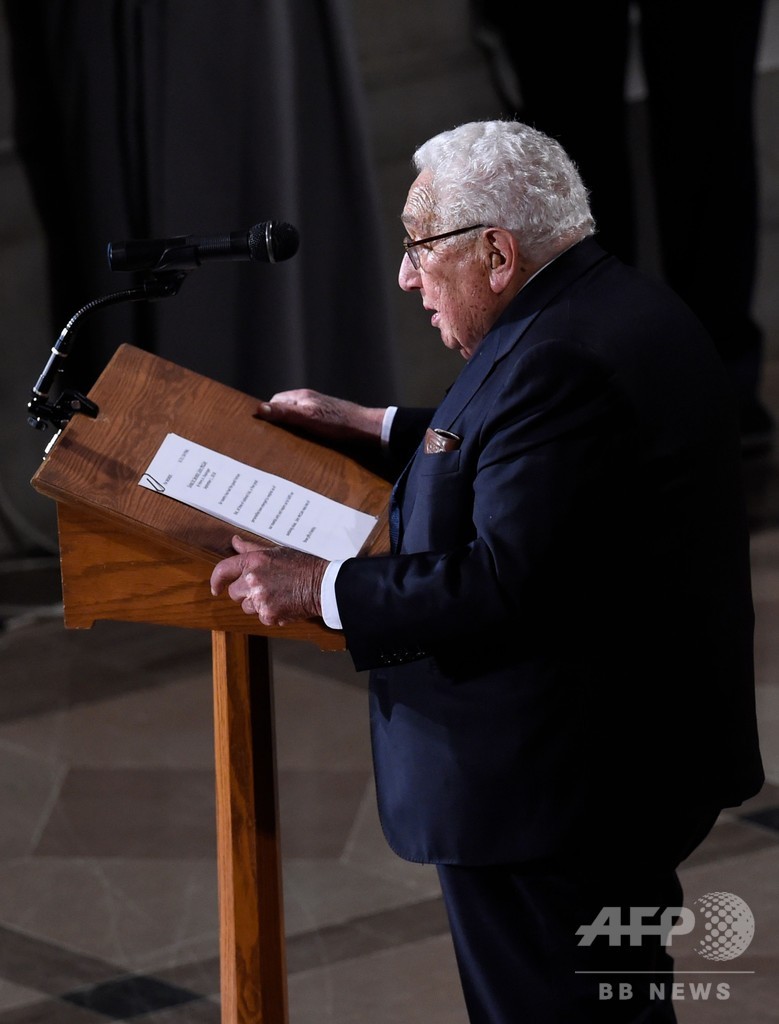 マケイン氏葬儀、党派超え米政界の重鎮ら参列 トランプ氏はゴルフクラブへ