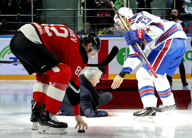 モウリーニョ氏に恥ずかしいハプニング、ホッケーイベントで転倒