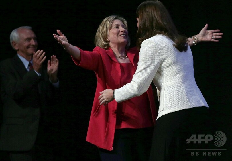 民主党候補を応援のヒラリー氏、まるで米大統領選候補 