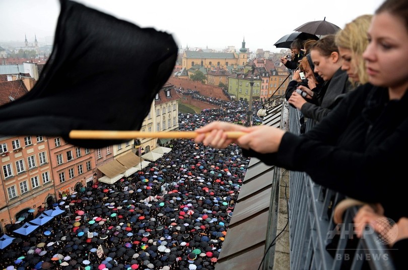 全面的な中絶禁止法案に反対する女性らがデモ ポーランド 写真12枚 国際ニュース Afpbb News