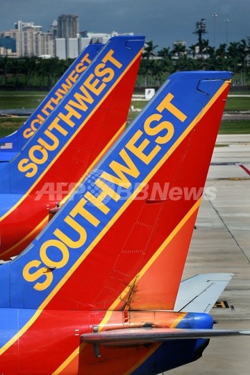 緊急着陸の米サウスウエスト航空、機体広範囲に割れ目 緊急着陸の米サウスウエスト航空、機体広範囲に割れ目