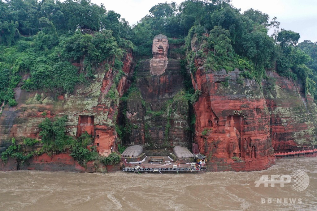 中国南西部の洪水 楽山大仏 の足にも届く 10万人以上避難 写真7枚 国際ニュース Afpbb News