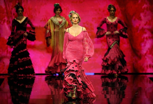 華やかなフラメンコドレスを発表、スペイン・セビリアでファッション