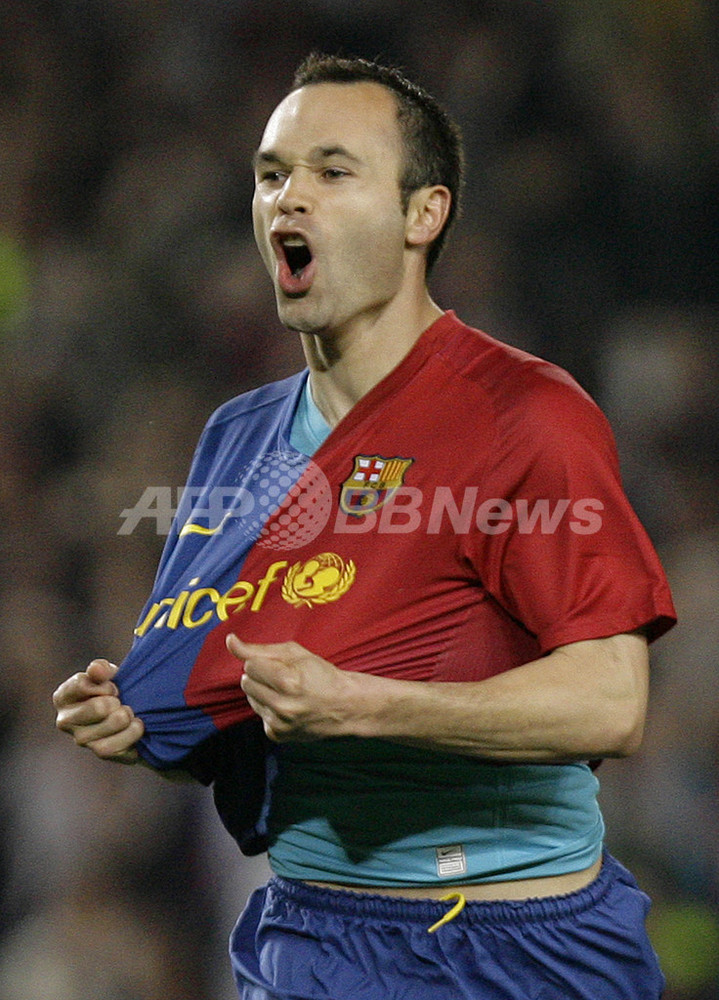 FCバルセロナ イニエスタとの契約を2015年まで延長 写真1枚 国際