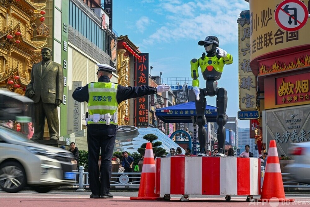 中国湖南省長沙市 交通警察ロボットが「勤務開始」