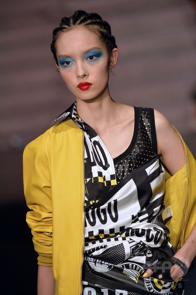 ラストショーはミスコン風の演出、「ジャンポール・ゴルチエ」15年春夏