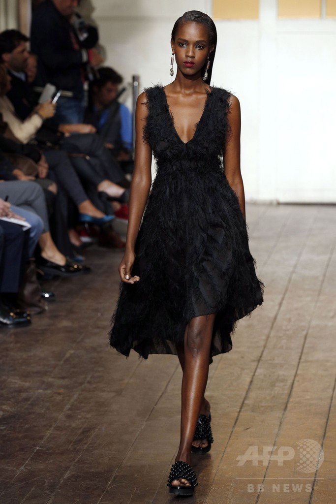 丁寧なテイラリングにプリーツで動きを、「セドリック・シャルリエ」15年春夏